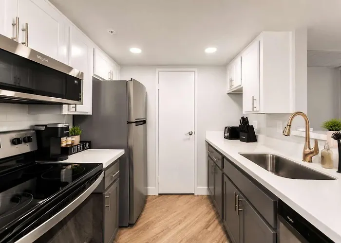 Modern Retreat Near Asu Pool Gym Pet-friendly Parking