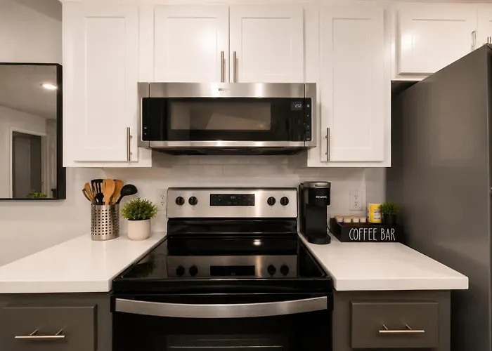 Modern Retreat Near Asu Pool Gym Pet-friendly Parking Tempe