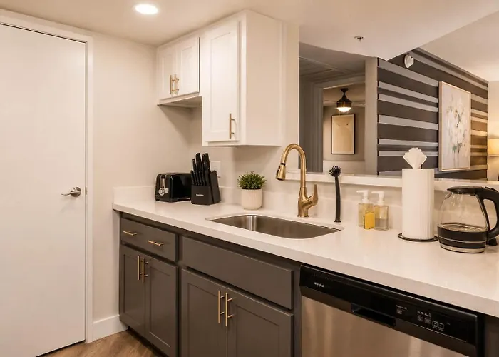 Modern Retreat Near Asu Pool Gym Pet-friendly Parking Tempe