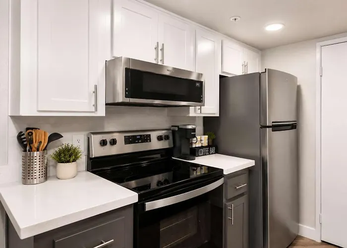 Modern Retreat Near Asu Pool Gym Pet-friendly Parking