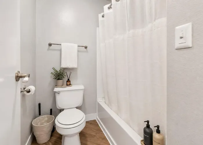 Modern Retreat Near Asu Pool Gym Pet-friendly Parking