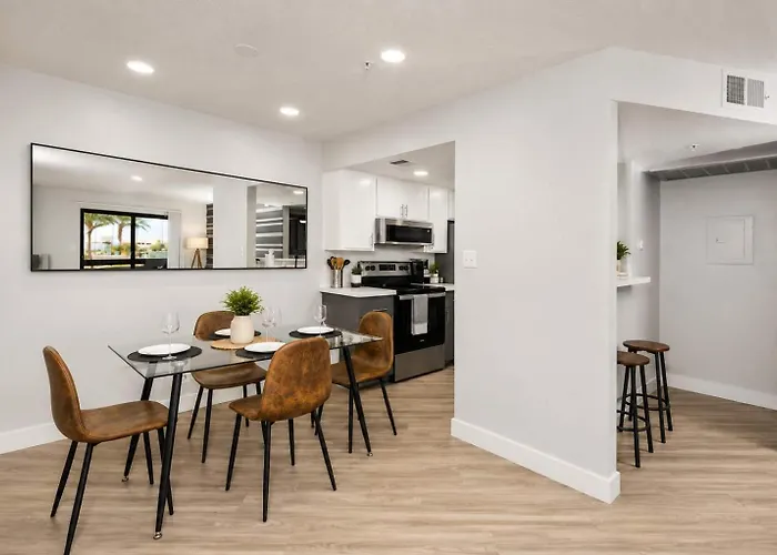 Modern Retreat Near Asu Pool Gym Pet-friendly Parking Apartment Tempe