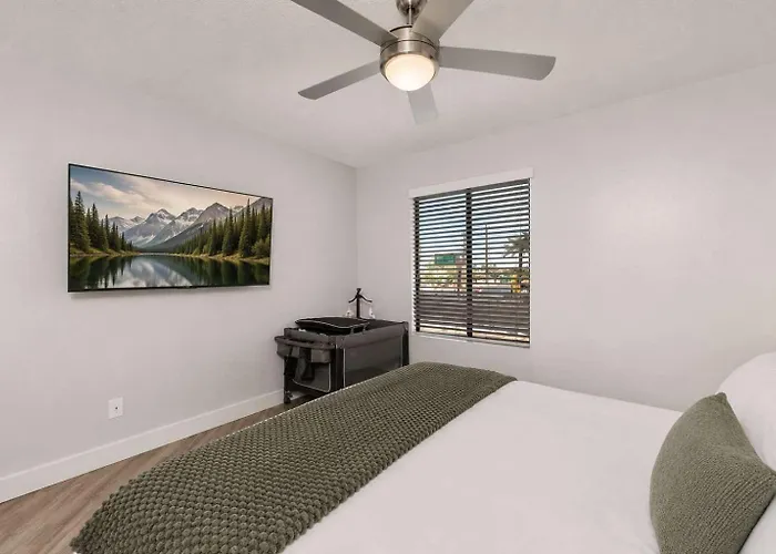 Modern Retreat Near Asu Pool Gym Pet-friendly Parking
