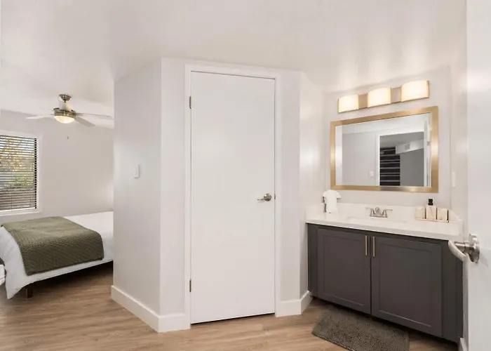 Modern Retreat Near Asu Pool Gym Pet-friendly Parking *