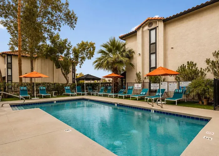 Modern Retreat Near Asu Pool Gym Pet-friendly Parking Tempe